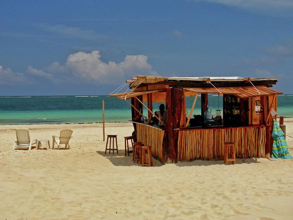 Заброшенный пляжный бар