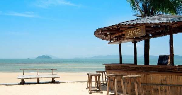 Барная стойка на берегу моря