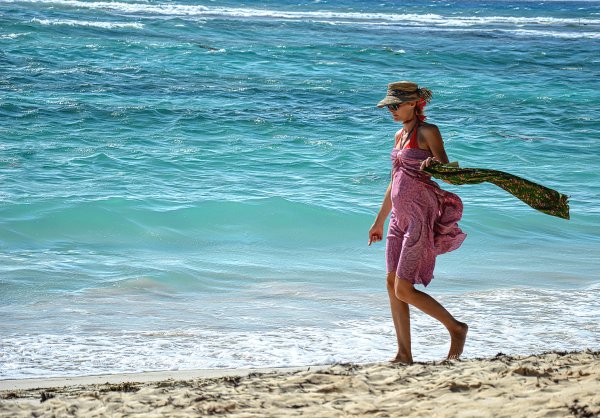 Женщина на море