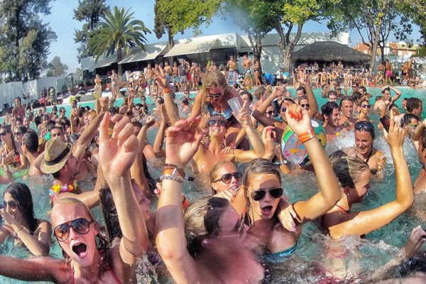 Тусовка на море