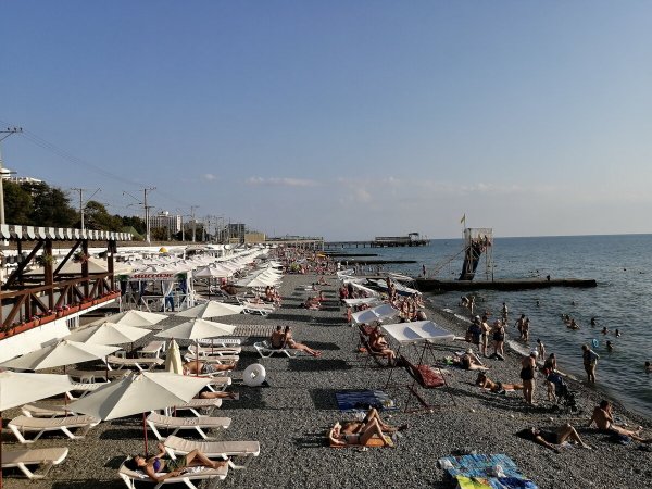 Пляж курортного городка в Адлере