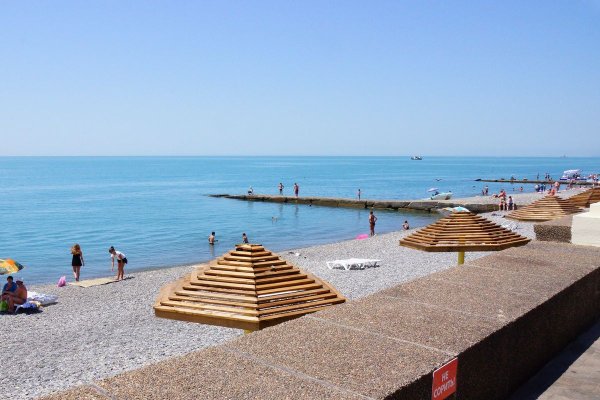 Пляж курортного городка в Адлере