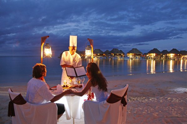 Романтичный ужин на берегу