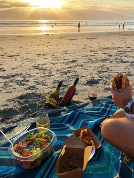 Пикник на берегу моря