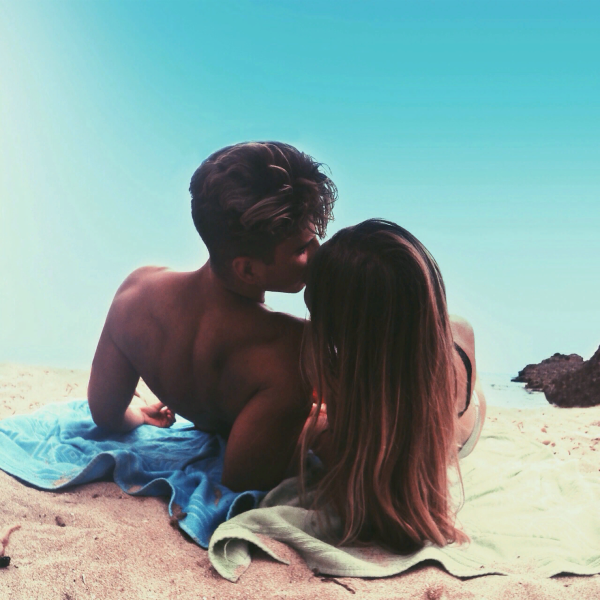 Парень с девушкой на море