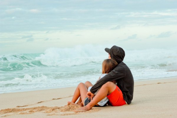 Парень с девушкой на море