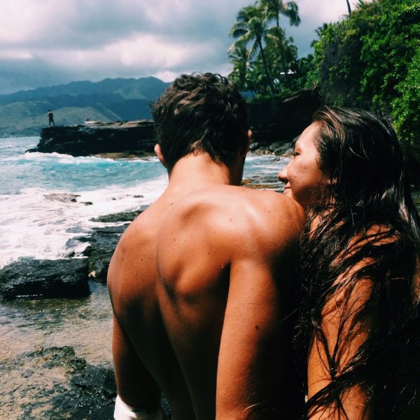 Парень с девушкой на пляже