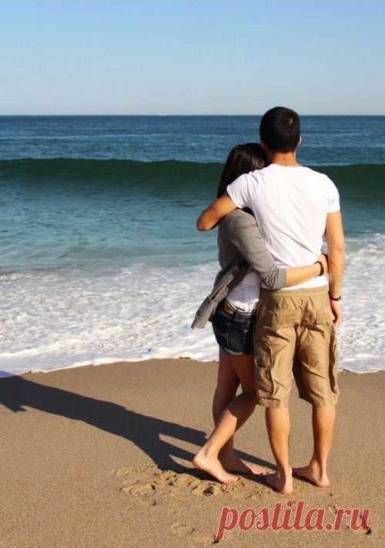 Обнимаются на пляже