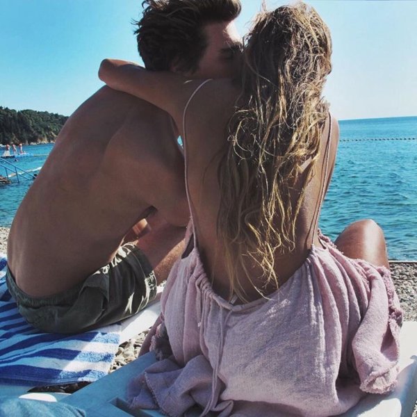 Пара обнимается на море