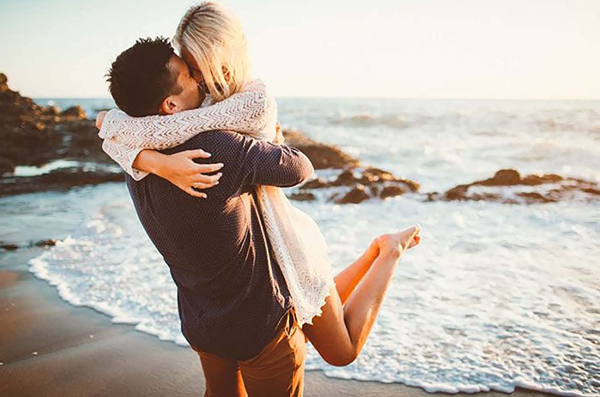 Объятия на берегу