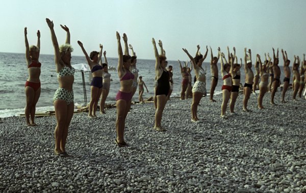 Советские люди на пляже