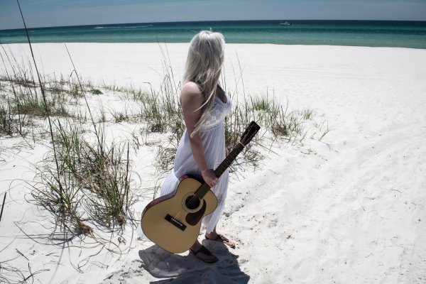 Девушка с гитарой у моря
