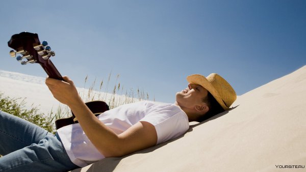 Мужчина в шляпе с гитарой