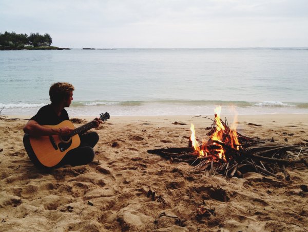 Гитарист на берегу моря