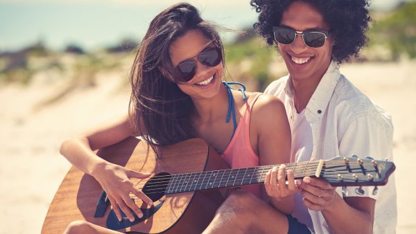 Испанская пара с гитарой