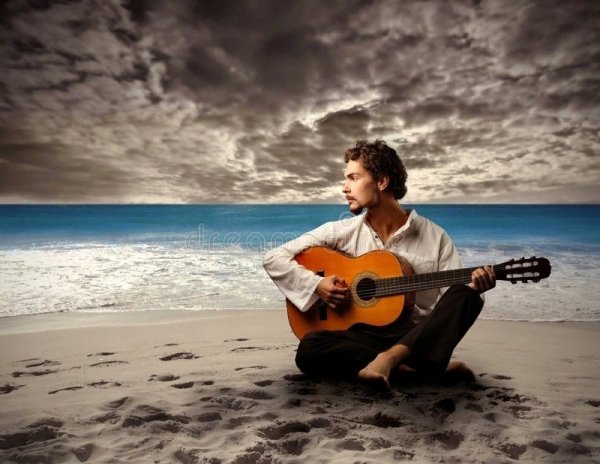 Парень с гитарой у моря
