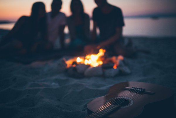 Море костер гитара