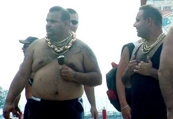 Огромная цепь на шее