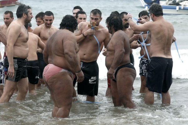 Румынские цыгане на пляже