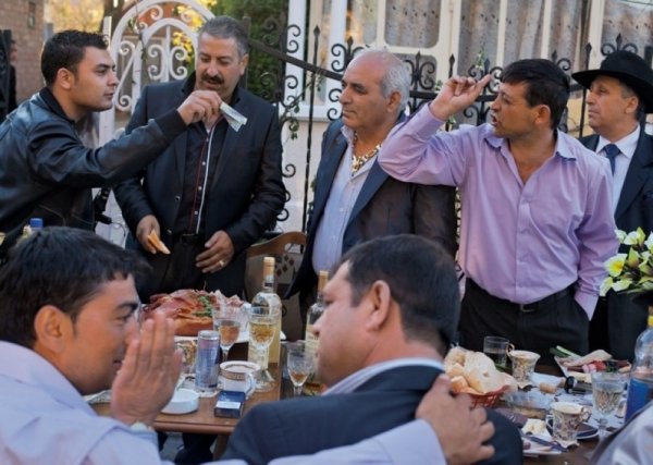 БУЗЕСКУ столица цыган-миллионеров