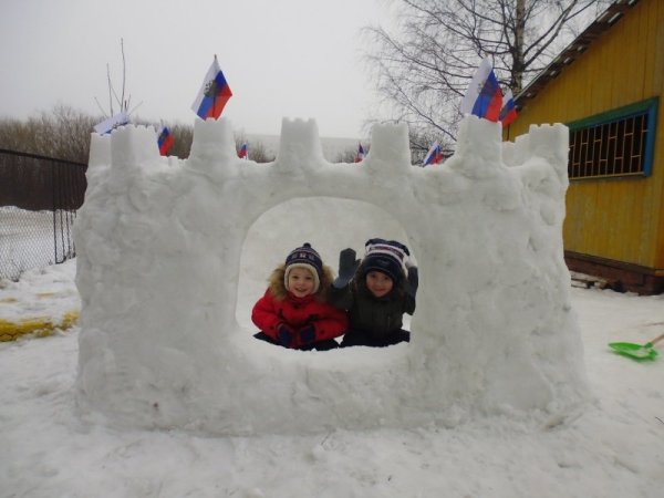 Строительство снежной крепости
