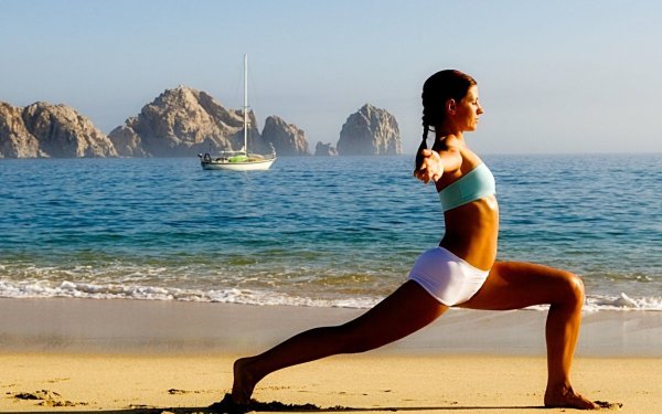Фитнес на берегу моря