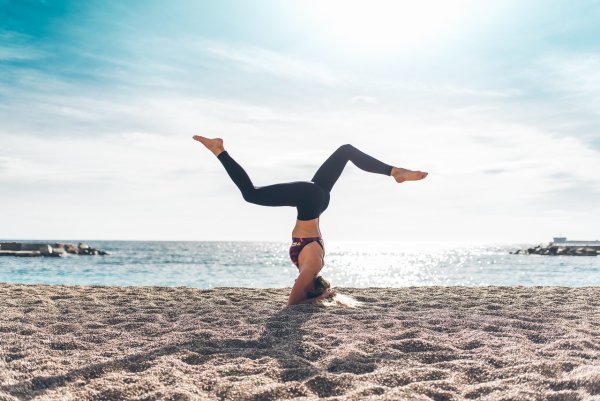 Шпагат на берегу моря