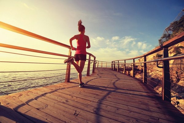 Девушка бежит по берегу