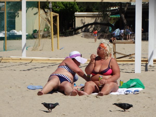 Бабушки на пляже Анапы
