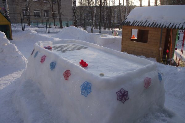 Монолитные постройки из снега в детском саду