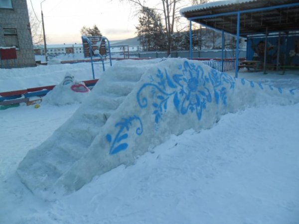 Снежные горки в детском саду