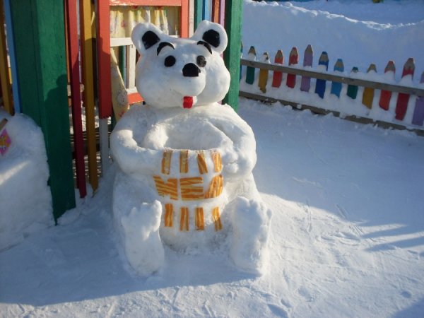 Медведь из снега