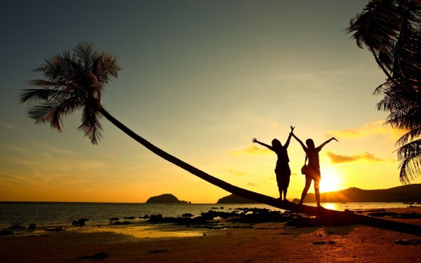 Закат на пляже с людьми