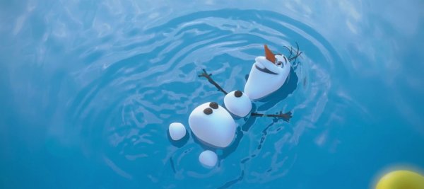 Олаф плавает