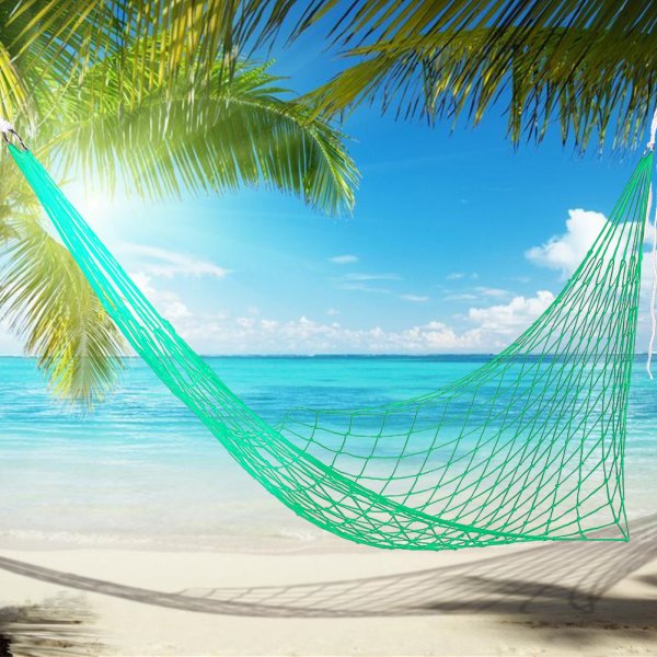 Гамак на пляже с пальмами
