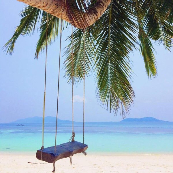 Качели на берегу моря