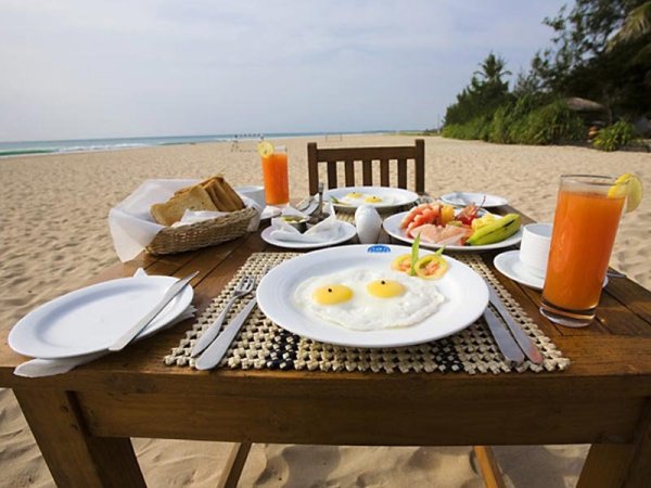 Доброе утро завтрак на берегу