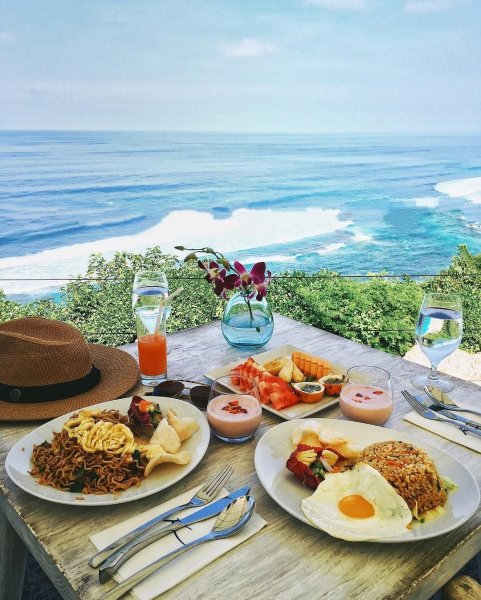 Завтрак с видом на море