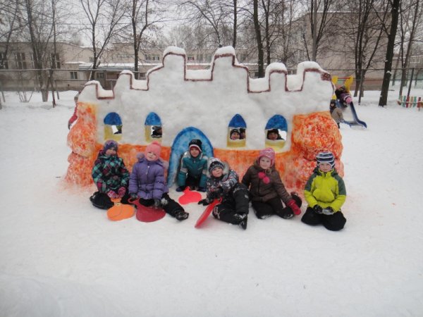 Снежный городок постройки в детском саду
