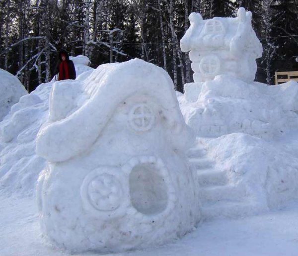 Сказочный домик из снега