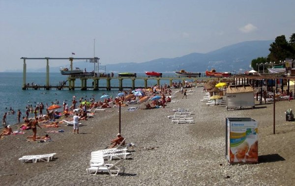 Городской пляж огонек в Адлере