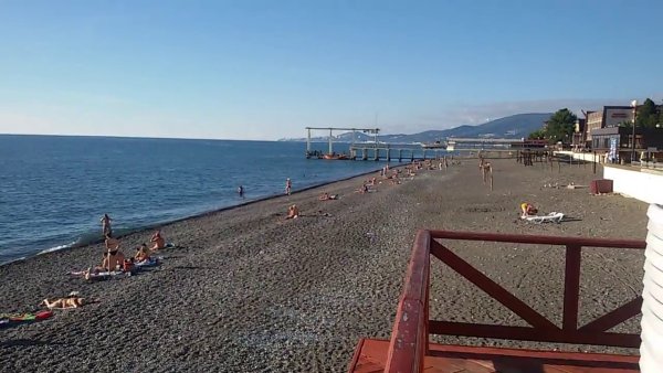 Песчаный пляж в Адлере огонёк