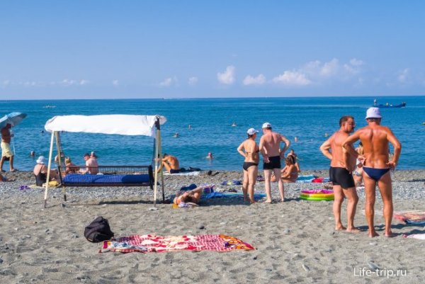 Городской пляж огонек в Адлере