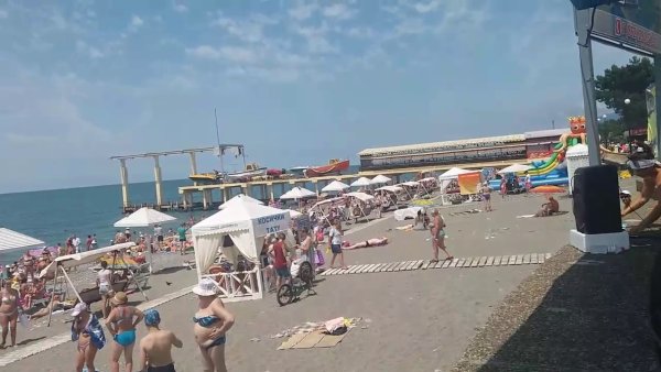 Городской пляж огонек в Адлере