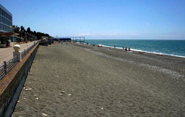 Городской пляж огонек в Адлере