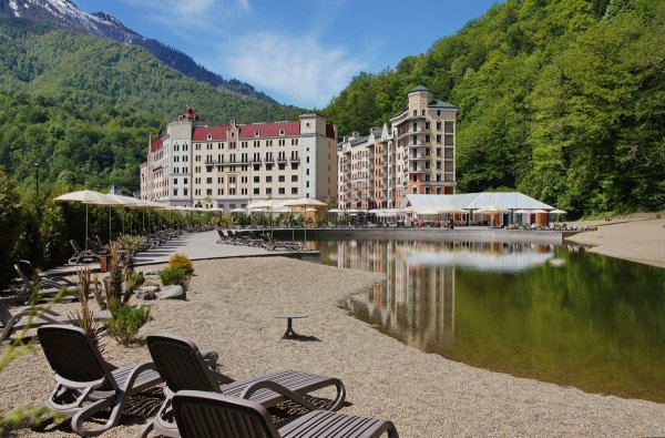 Роза Бич красная Поляна