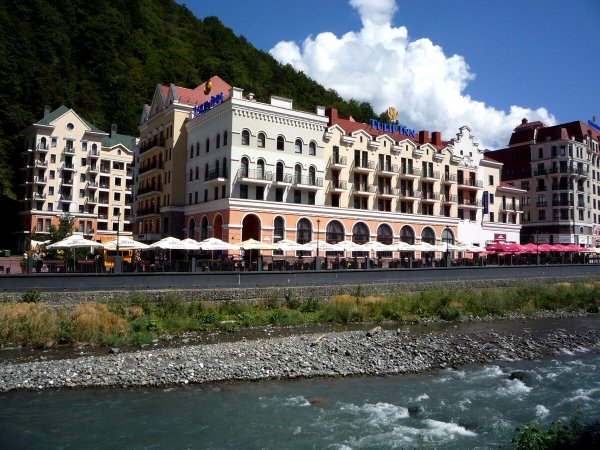 Набережная реки Мзымта роза Хутор