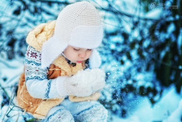 Девочка в варежках