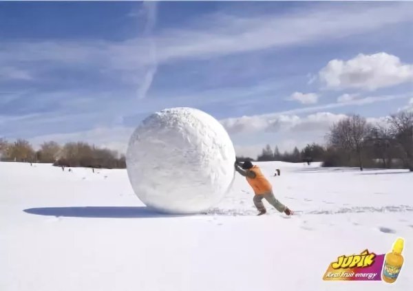 Шар из снега огромный