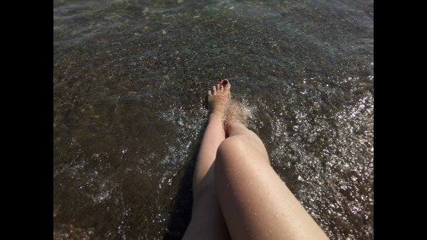 Женские ноги в речке